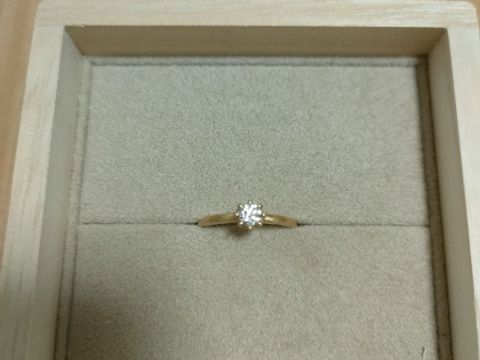 【YUKA HOJO(ユカホウジョウ)の口コミ】 リングは滑らかな曲線ではなく、槌で叩いて凹凸を付けた仕上げになってい…