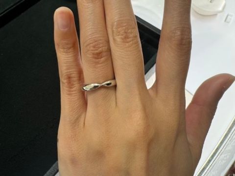 【ティファニー(Tiffany & Co.)の口コミ】 厚みのある、シンプルなデザインがかわいらしいと思いました。また、婚約…