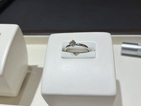 【俄(にわか)の口コミ】 店員さんにお勧めされて付けたらすごく可愛くて、他の指輪も全部見せても…