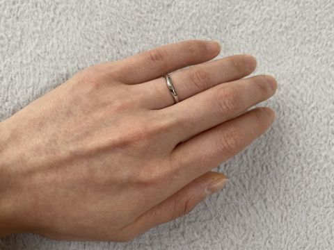 【銀座ダイヤモンドシライシの口コミ】 圧倒的つけ心地の良さとシンプルなデザインに惹かれて決めました。婚約指…