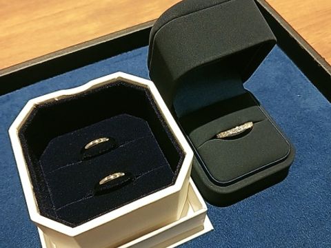 【4℃ BRIDAL(ヨンドシーブライダル)の口コミ】 リーズナブルでずっと着用できるシンプルなデザインがいいと思いました。
…