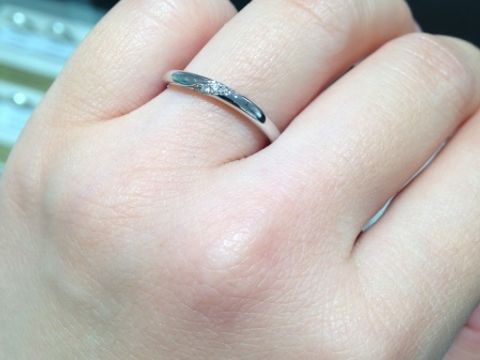 【アイプリモ(I-PRIMO)の口コミ】 細身の指輪に斜めにリングにそって3石ダイヤが入っていて、とても上品な印…