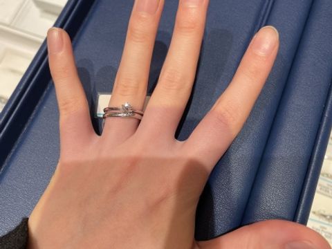 【銀座ダイヤモンドシライシの口コミ】 シンプルで歳を重ねても似合うデザインが気に入りました。細めの指輪です…