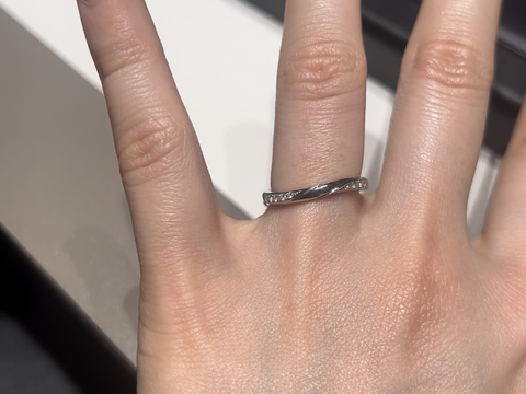 【ラザール ダイヤモンド(LAZARE DIAMOND)の口コミ】 普段使いができるようでありつつも、結婚指輪らしさが欲しいという希望で…