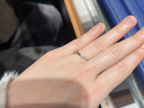 【銀座ダイヤモンドシライシの口コミ】 2人の出会いから現在、そしてこれからをイメージして作られた指輪だと説明…