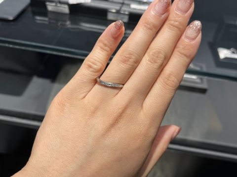 【エクセルコダイヤモンド(EXELCO DIAMOND)の口コミ】 ウェーブかS字の指輪を探していました。ダイヤモンドがキラキラ輝く指輪が…
