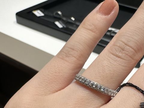 【ラザール ダイヤモンド(LAZARE DIAMOND)の口コミ】 贅沢にもダイヤモンドを敷き詰めた、ゴージャスな指輪でした。結婚指輪1つ…