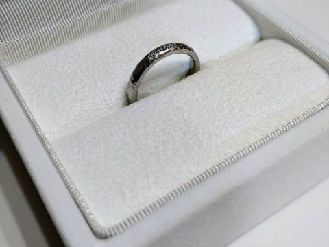 【One&Only(ワンアンドオンリー)の口コミ】 常に身につけるため、傷が付いても気になりにくいデコボコの槌目のデザイ…