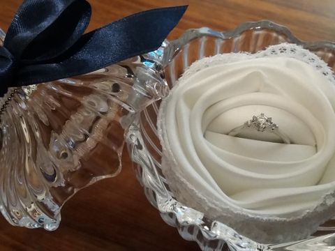 【4℃ BRIDAL(ヨンドシーブライダル)の口コミ】 大きなダイヤひとつの周りに小さなダイヤふたつのものがほしく探していま…