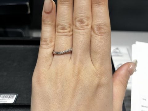【エクセルコダイヤモンド(EXELCO DIAMOND)の口コミ】 シンプルで長くつけられる指輪を選びました。初めは、ダイヤがたくさんつ…