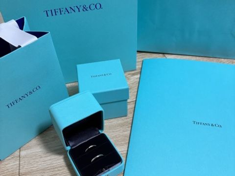 【ティファニー(Tiffany & Co.)の口コミ】 私は真ん中に小さいダイヤが3つ入ったデザイン、彼はシンプルですが私のも…