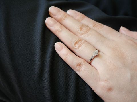 【ROYAL ASSCHER(ロイヤル・アッシャー)の口コミ】 あまり人と被らないデザインで、なおかつ可愛すぎない婚約指輪を探してい…