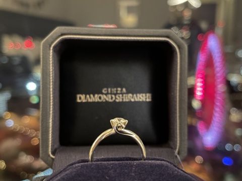 【銀座ダイヤモンドシライシの口コミ】 正面からはシンプルに一粒ダイヤモンドですが4点止めなので小さめでも輝き…