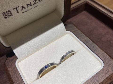 【TANZO.(鍛造指輪)の口コミ】 ホワイトゴールドを共通の素材にミル打ちのコンビデザインに。表面にはそ…