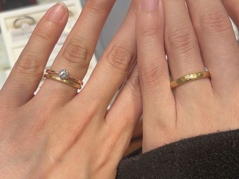 【ケイウノ ブライダル(K.UNO BRIDAL)の口コミ】 長い期間着用していくことも踏まえ、シンプルだけど少し個性的な雰囲気も…