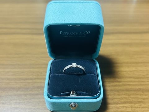 【ティファニー(Tiffany & Co.)の口コミ】 結婚した後も日常的に婚約指輪を身につけたいと思っていたので、縦爪のデ…