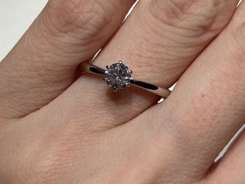 【アイプリモ(I-PRIMO)の口コミ】 指が細い方なので、リングも細いものを選んだ。ツナも細く、光を取り入れ…