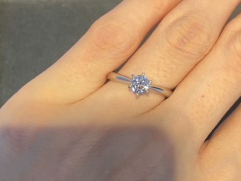 【エクセルコダイヤモンド(EXELCO DIAMOND)の口コミ】 シンプルで探していたため、これを試着させてもらいました。ダイヤを強調…