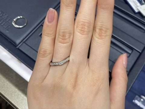 【ROYAL ASSCHER(ロイヤル・アッシャー)の口コミ】 婚約指輪に合う、V字でハーフエタニティの指輪を試着させていただきました…