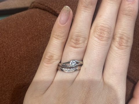 【TANZO.(鍛造指輪)の口コミ】 婚約指輪に合うこと、V字のデザインでハーフエタニティ、上下にミル打ちが…
