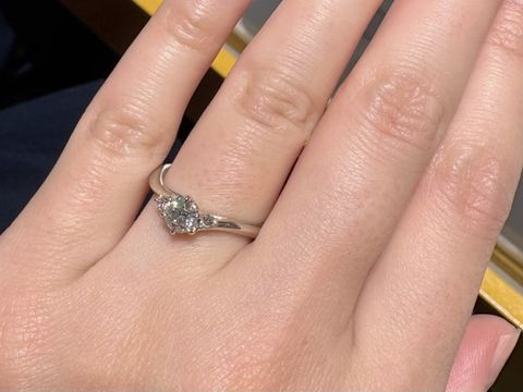 【銀座ダイヤモンドシライシの口コミ】 ウェーブがかったデザインで指が綺麗に見えるところがよかったです。セン…