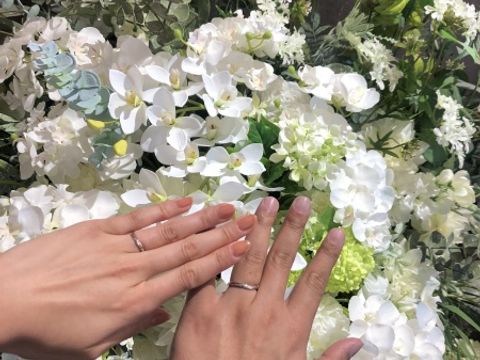 【アイプリモ(I-PRIMO)の口コミ】 ウェーブラインで指が長く美しく見えるデザイン。
新婦の指輪は北斗七星を…