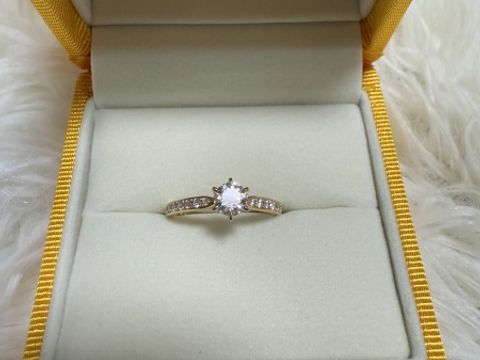 【ケイウノ ブライダル(K.UNO BRIDAL)の口コミ】 ダイヤ0.4カラットを持ち込みでお願いしました。
素材はイエローゴールド…