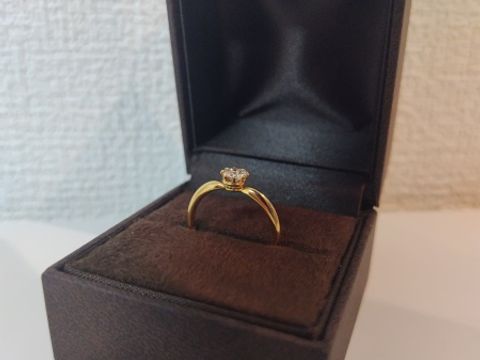 【CHER LUV(シェールラブ)の口コミ】 ゴールドで少し形が他とは違うような婚約指輪を探していました。
彼氏さん…