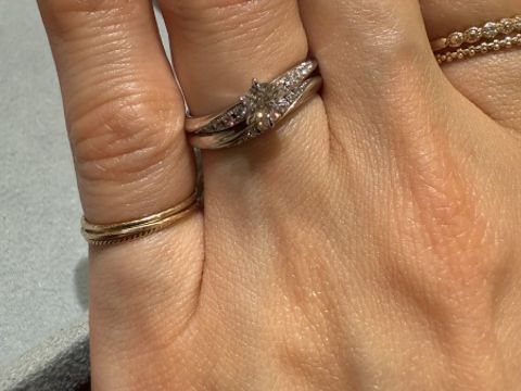 【ケイウノ ブライダル(K.UNO BRIDAL)の口コミ】 婚約指輪と結婚指輪セットでつける前提で色々ご提案いただきました。
流れ…