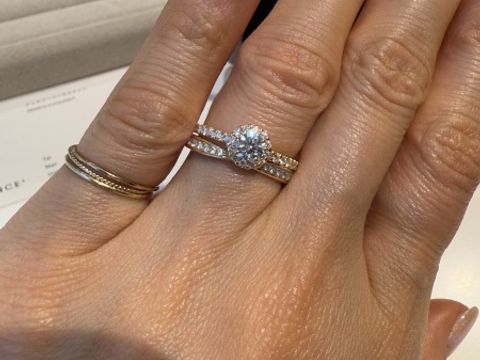 【BRILLIANCE+(ブリリアンスプラス)の口コミ】 華やかなデザインが可愛いな〜と思い試着。
婚約指輪！！って存在感がすご…