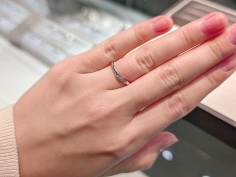 【アイプリモ(I-PRIMO)の口コミ】 指輪の形がウェーブのため、指がとても綺麗に見えてシンプルなのにかわい…