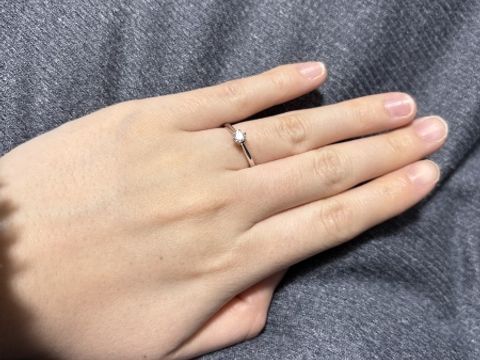 【銀座ダイヤモンドシライシの口コミ】 シンプルかつダイヤの部分がとても綺麗に見える
指輪です。当方、指に肉が…