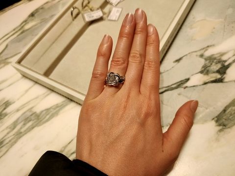 【ブシュロン(BOUCHERON)の口コミ】 ゴージャスでエレガントなデザインが魅力でした。
私がお花が大好きなので…