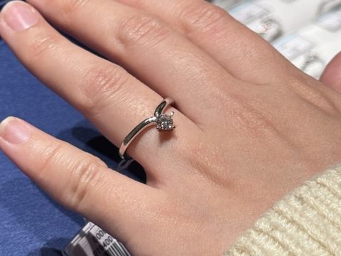 【銀座ダイヤモンドシライシの口コミ】 V字のデザインにより、指が長く綺麗に見えてよかったです。ダイヤモンドの…