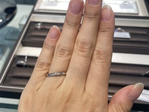 【アイプリモ(I-PRIMO)の口コミ】 プラチナにダイヤモンドが斜めに流れるように入っている王道のデザインを…