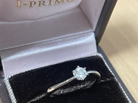 【アイプリモ(I-PRIMO)の口コミ】 エッジの効いたウェーブラインで指を細く見せてくれます。リングが太すぎ…