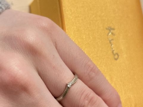 【ケイウノ ブライダル(K.UNO BRIDAL)の口コミ】 1番のおすすめは、両縁にあるミルグレインです。
クラシックやアンティー…