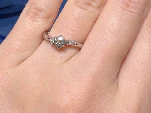 【銀座ダイヤモンドシライシの口コミ】 デザインが気に入り、試着させてもらいました。左右非対称なところがおし…