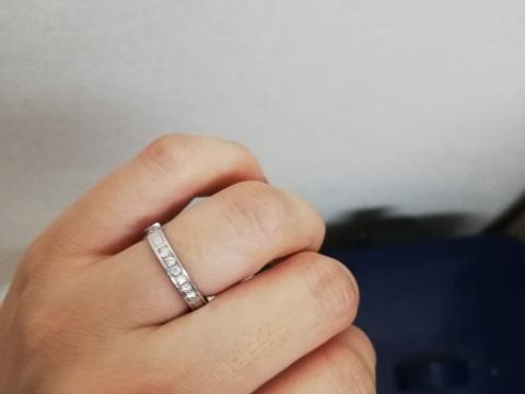 【ハリー・ウィンストン(Harry Winston)の口コミ】 この指はハーフエタニティですが、全てにダイヤが入っているわけではなく…