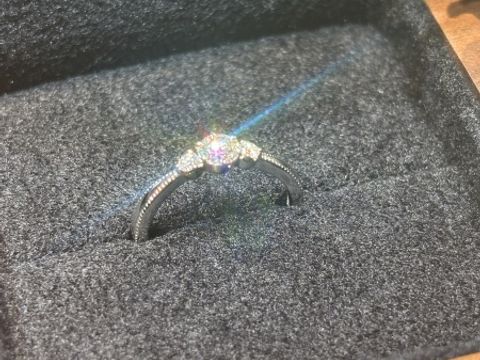 【TANZO.(鍛造指輪)の口コミ】 ありそうでなかった、けれども王道なデザインにしたい、、！
中央のダイヤ…