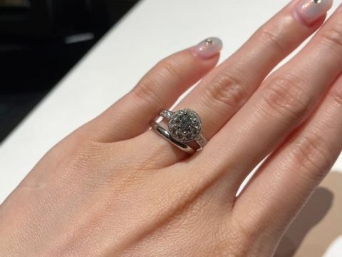【ヴァン クリーフ＆アーペル(Van Cleef & Arpels)の口コミ】 デザイン性がとても高く、真ん中のダイヤを支えているデザインが特徴的で…