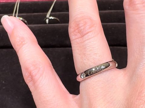 【カルティエ(Cartier)の口コミ】 一粒ダイヤで華やかさとエレガントさがありつつも、Cartierの文字が入って…
