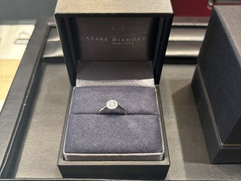 【ラザール ダイヤモンド(LAZARE DIAMOND)の口コミ】 シンプル派の彼とキラキラ好きの彼女で指輪選びに大変苦労しましたが、こ…