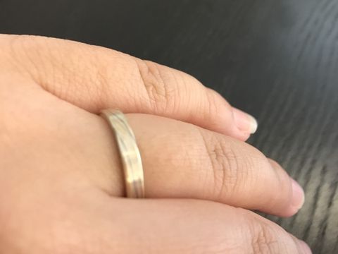 【杢目金屋(もくめがねや)の口コミ】 木目の甲丸をオーダーしました。日本古来の伝統技術を活かしたリングに惹…