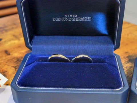 【銀座ダイヤモンドシライシの口コミ】 少しねじれたデザインで、太めの指でも綺麗に見える素敵なデザイン！婚約…