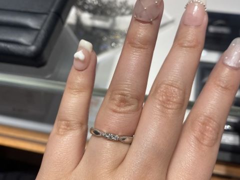 【エクセルコダイヤモンド(EXELCO DIAMOND)の口コミ】 指輪のデザインに惹かれ購入しました。繊細なミル打ちとセンターのゴージ…