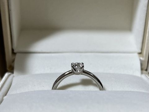 【ANTWERP BRILLIANT(アントワープブリリアント)の口コミ】 シンプルで上品なデザインに惹かれて購入しました。ダイヤモンドの輝きが…