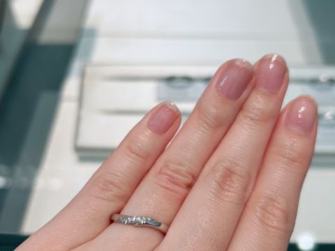 【アイプリモ(I-PRIMO)の口コミ】 アシンメトリーなデザインが好みで、婚約指輪との相性も良さそうだなと思…