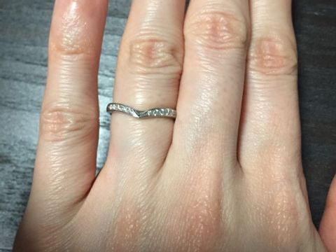 【JEWELRY  KAMATA(ジュエリーかまた)の口コミ】 店内のものをいくつも試着しました。婚約指輪も作ってもらっていたので、…