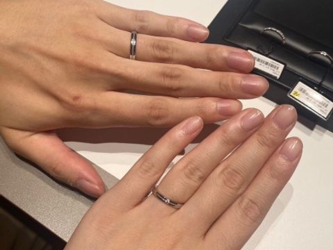 【ラザール ダイヤモンド(LAZARE DIAMOND)の口コミ】 鍛造製法で耐久性も強く傷に強く長くつけられるデザインというのがポイン…